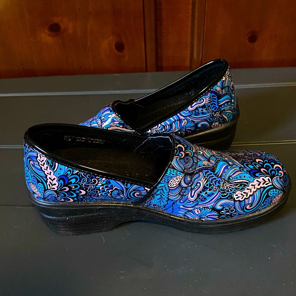 Blue design clogs size 7.5